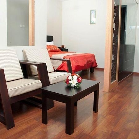 Hotel Blue Chip Kochi Bagian luar foto